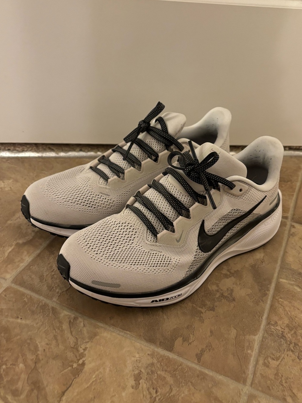 Nike Womens Zoom Running Shoes in Light Gray and Black Size 9.5